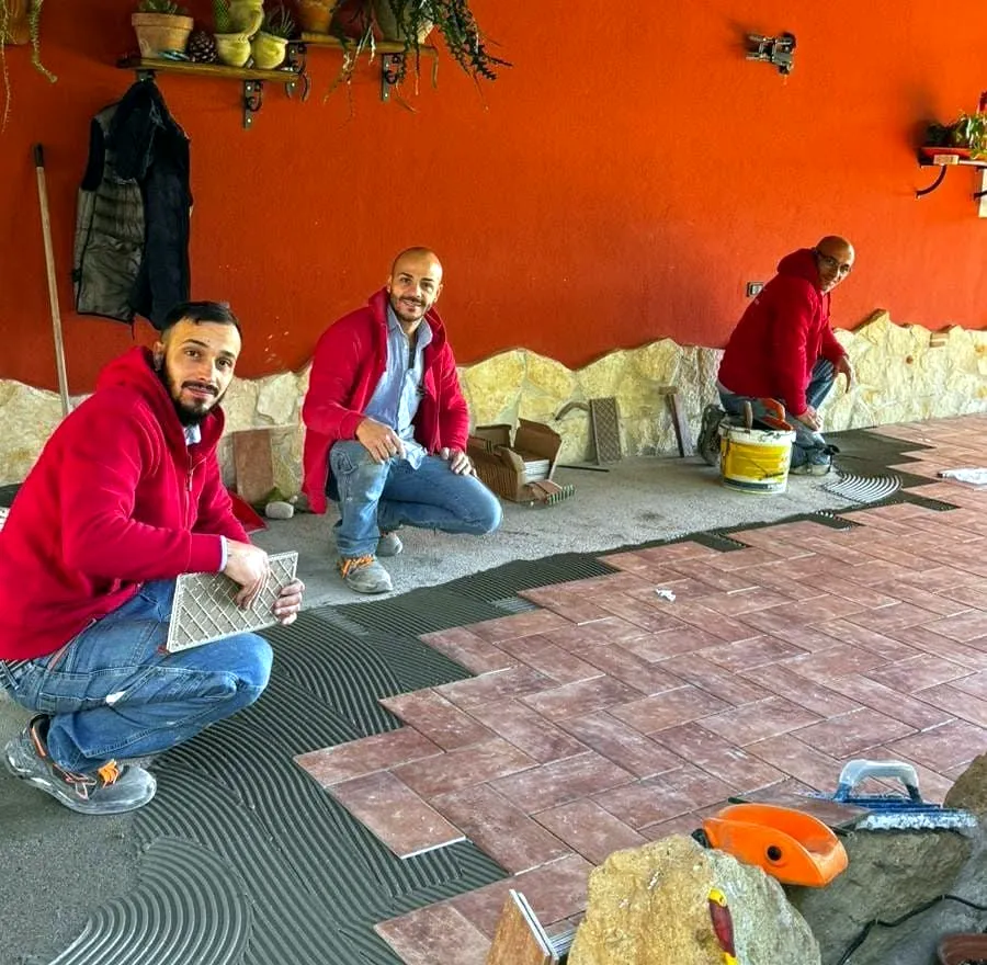 La squadra Balbini durante la posa di un pavimento